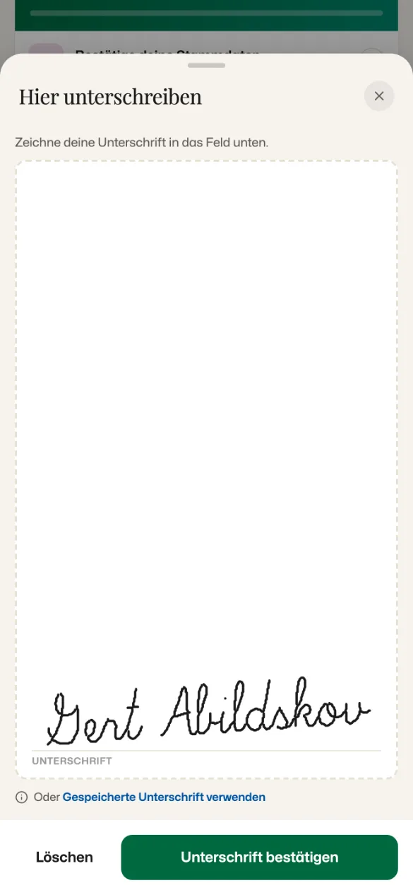 Komma Mobile App beim Unterschreiben des Arbeitsvertrags: eine handschriftliche Unterschrift auf der Unterschriftslinie und eine Schaltfläche „Unterschrift bestätigen“.