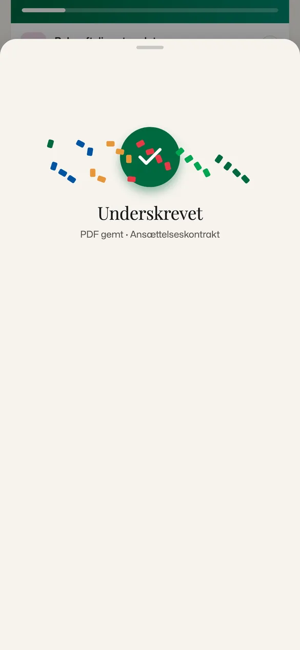 Komma-mobilappen, kontrakten er underskrevet: grønt flueben med konfetti, "Underskrevet" og "PDF gemt · Ansættelseskontrakt".