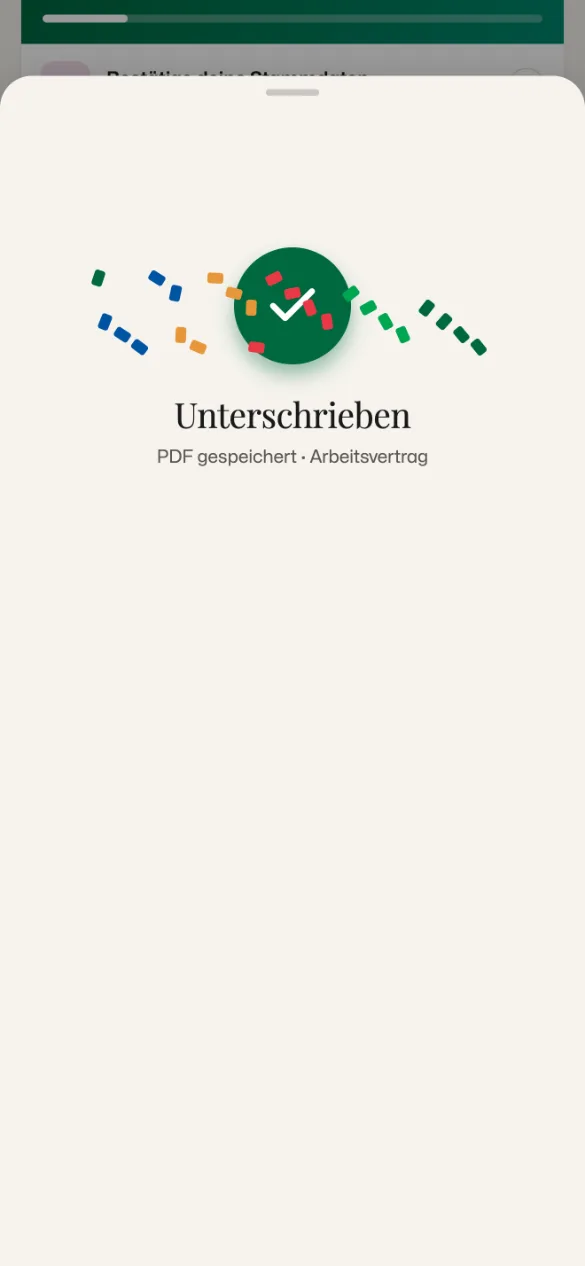 Komma Mobile App, Vertrag unterschrieben: ein grüner Haken mit Konfetti, „Unterschrieben“ und „PDF gespeichert · Arbeitsvertrag“.