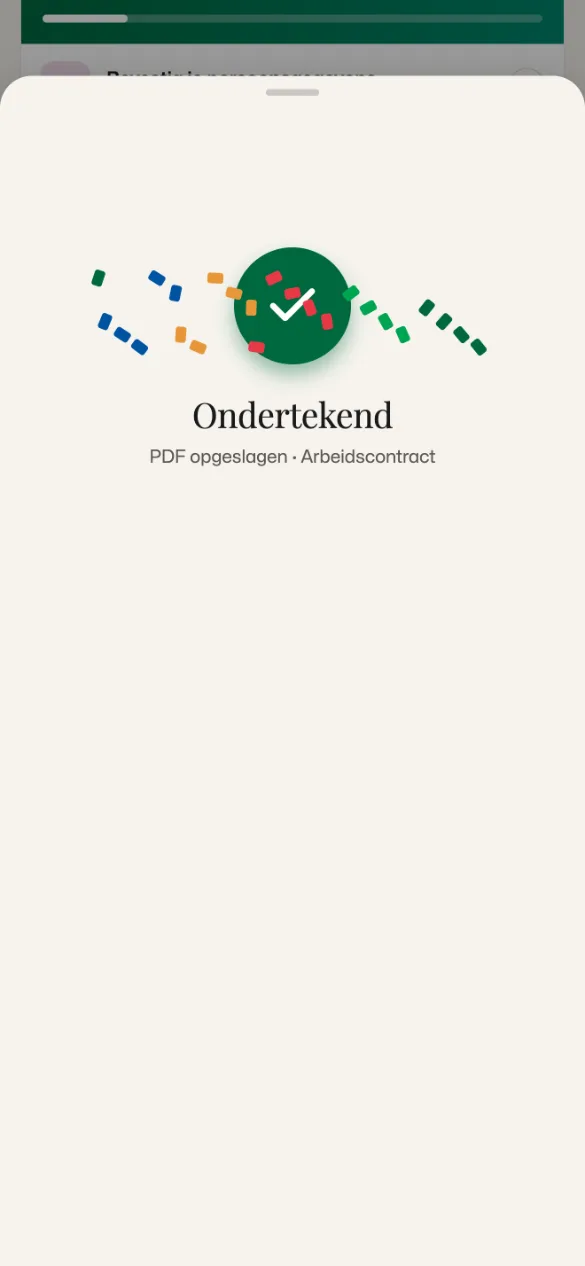 Mobiele app van Komma, contract ondertekend: een groen vinkje met confetti, "Ondertekend" en "PDF opgeslagen · Arbeidscontract".